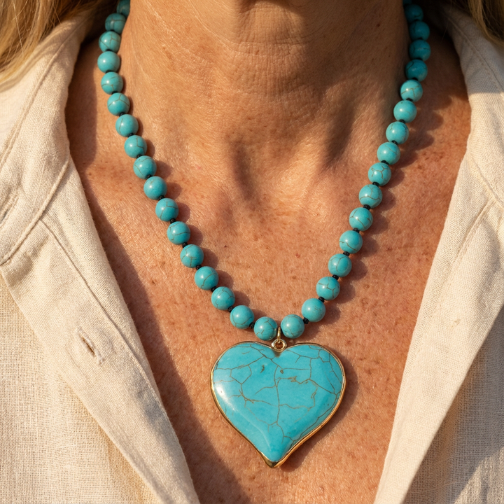 Collar de cuentas con gema en forma de corazón turquesa