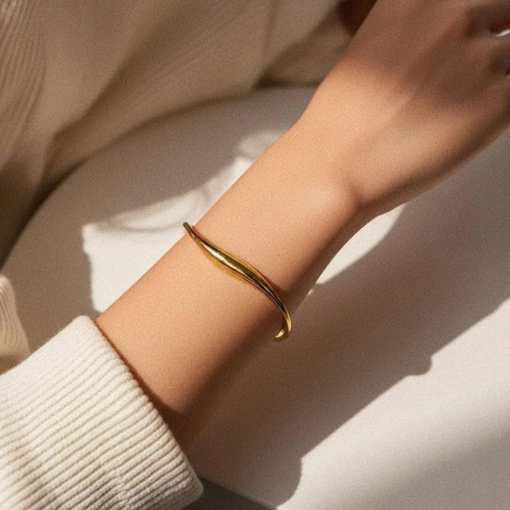 Brazalete Espiral de Oro Luxe Atemporal