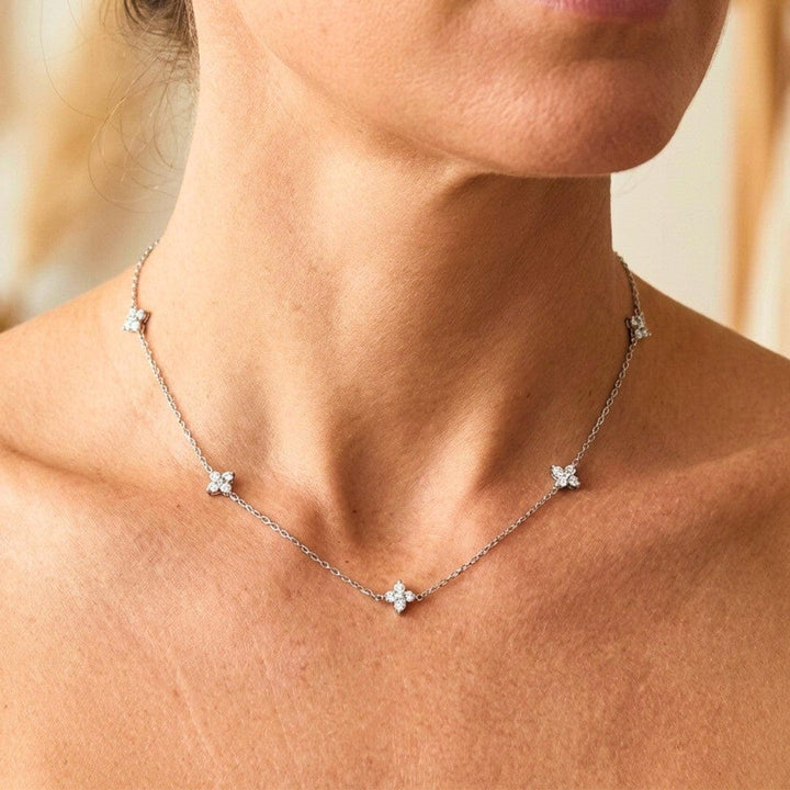 Collar de Zirconia Incrustada en Forma de Flor