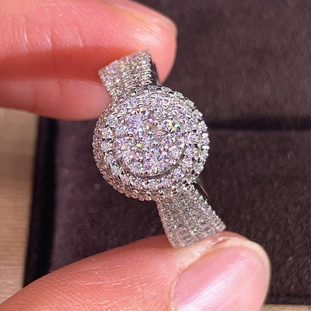 Anillo de Cristales Pavé con Halo Redondo