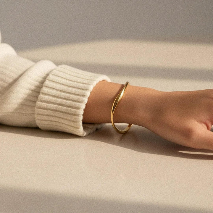 Brazalete Espiral de Oro Luxe Atemporal