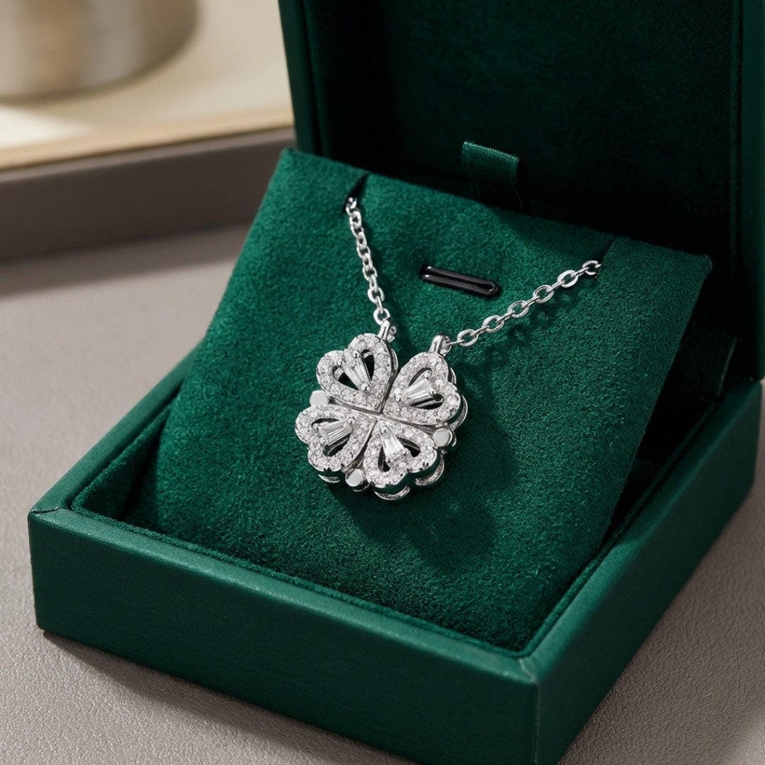 Collar de Trébol Dorado con Colgante de Corazón de Piedra Zirconia