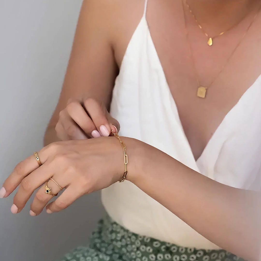 Pulsera Elegante de Clips de Papel Dorados