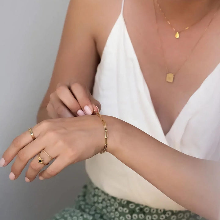 Pulsera Elegante de Clips de Papel Dorados