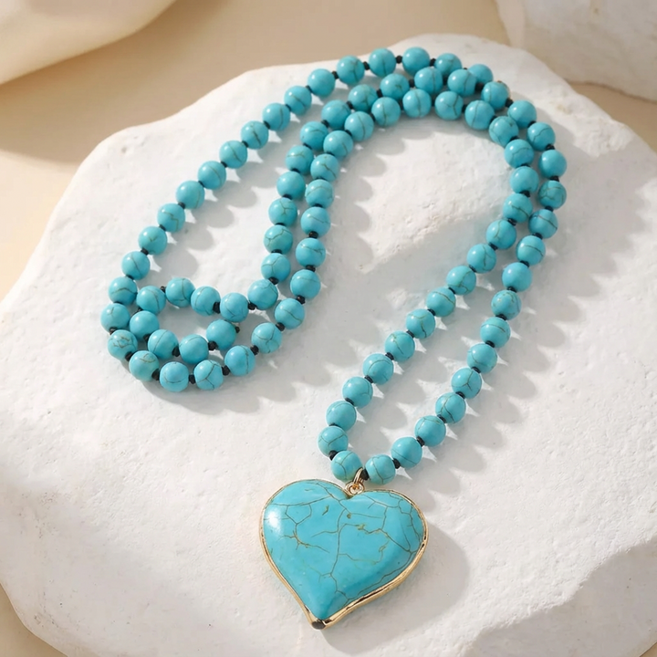 Collar de cuentas con gema en forma de corazón turquesa