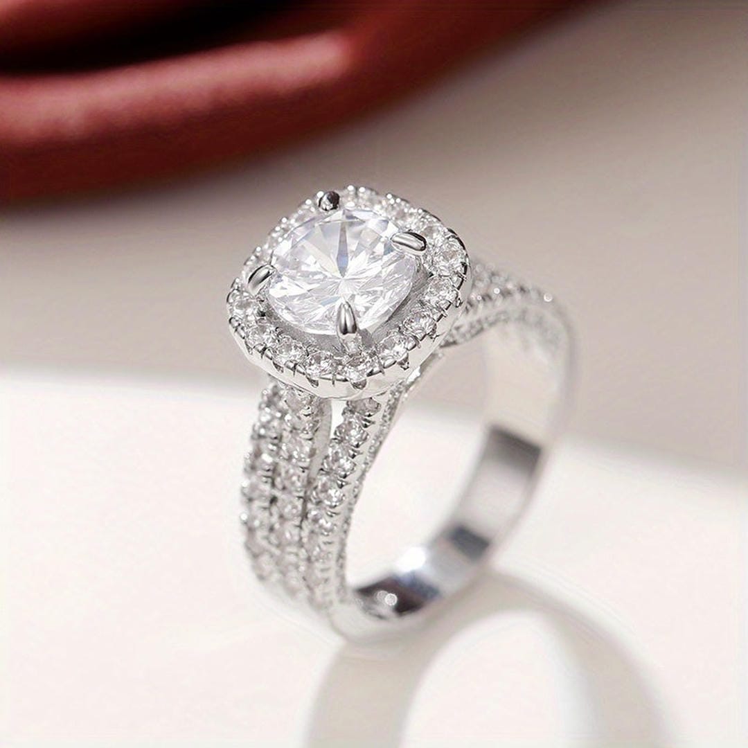 Anillo de Declaración con Halo de Pavé en Forma de Cojín