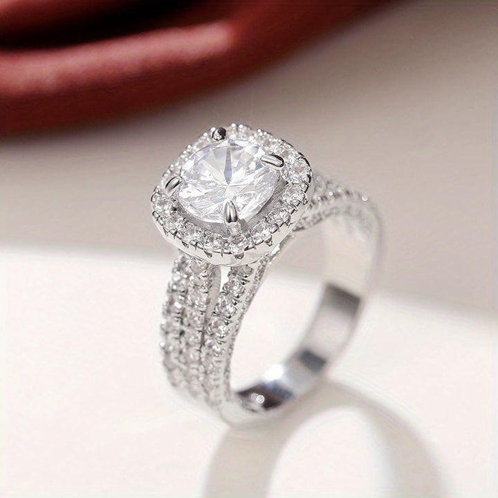 Anillo de Declaración con Halo de Pavé en Forma de Cojín