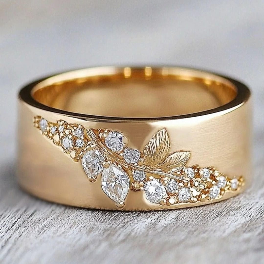 Anillo de Hoja con Incrustación de Zirconia Dorada Exquisita
