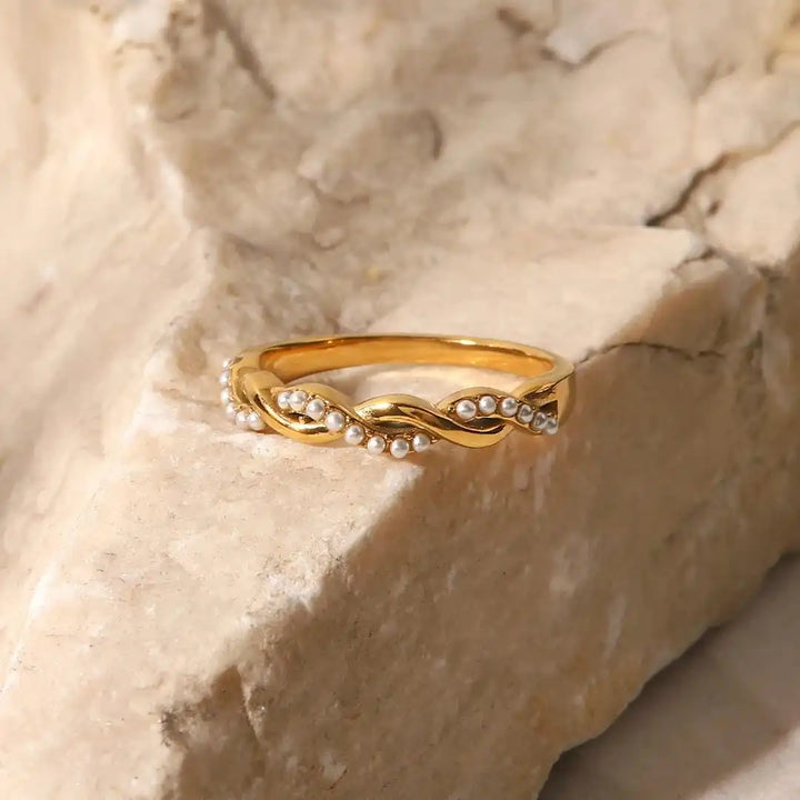 Anillo Apilable de Perla Torcida en Oro Fino