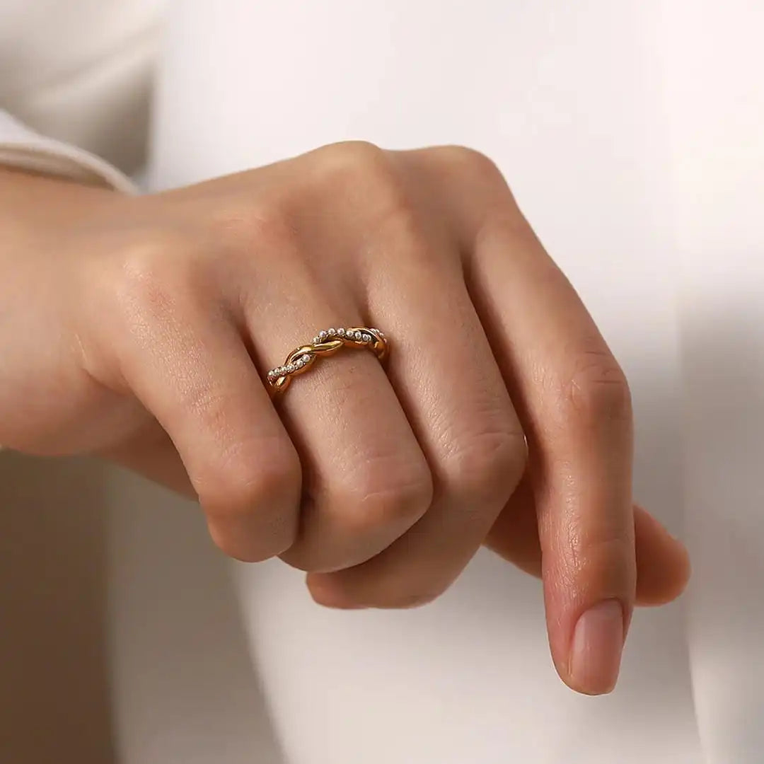 Anillo Apilable de Perla Torcida en Oro Fino