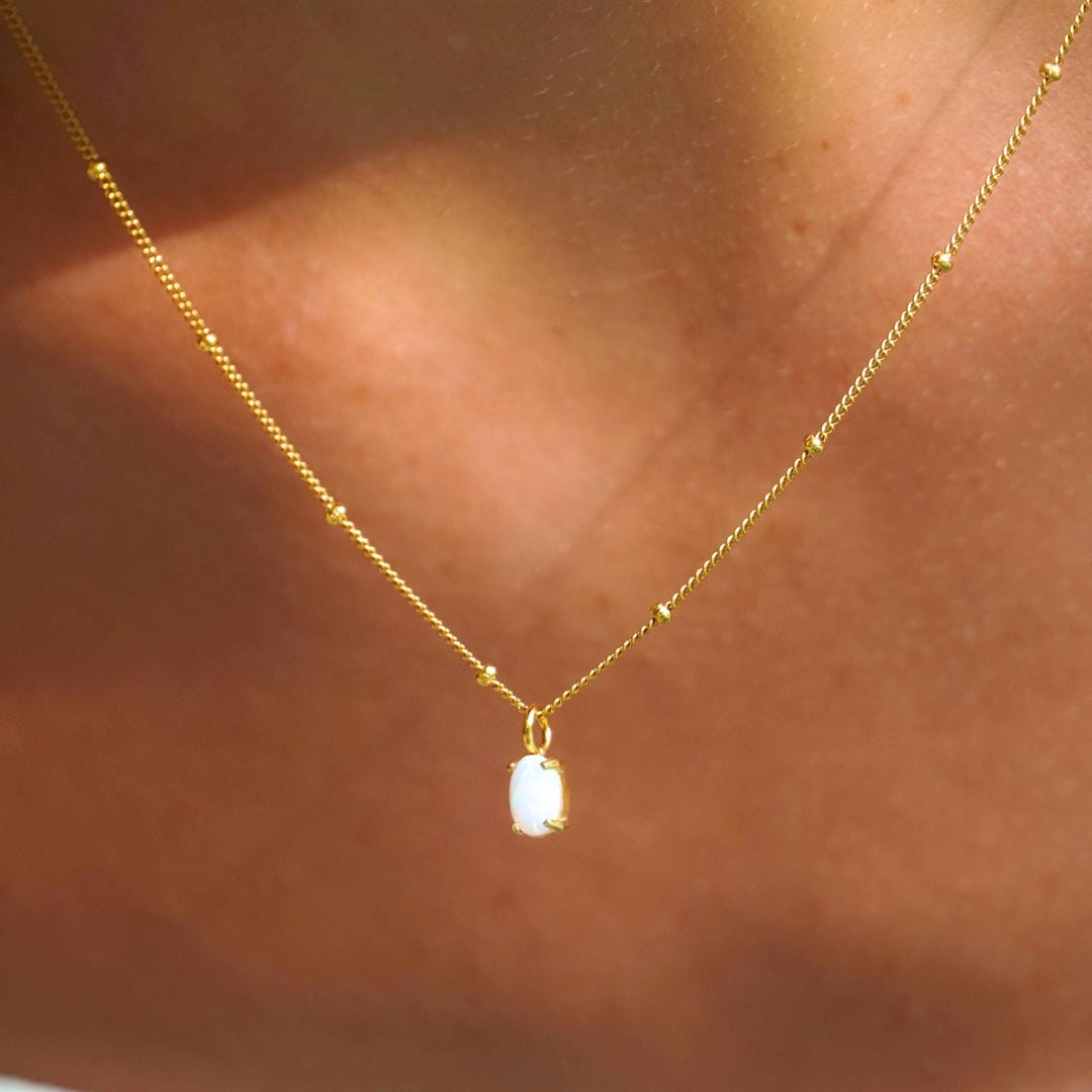Collar de Perlas de Oro con Colgante de Ópalo