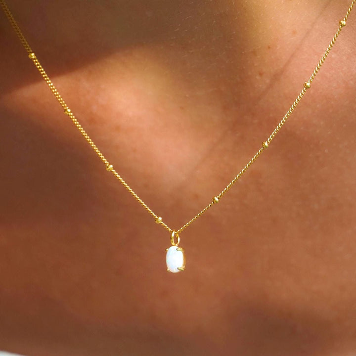 Collar de Perlas de Oro con Colgante de Ópalo