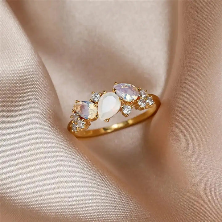 Anillo Vintage de Piedra Luna Dorada