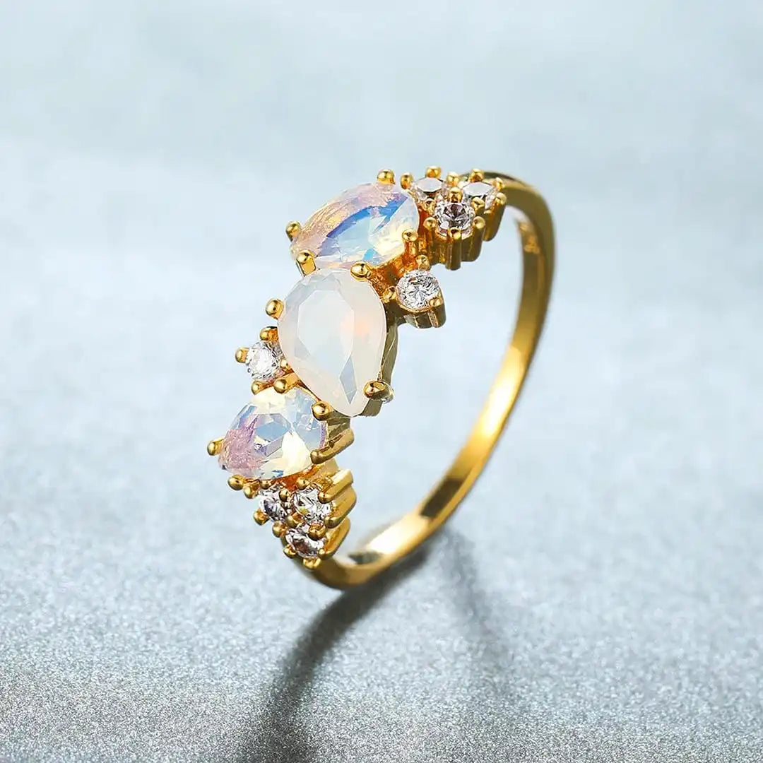 Anillo Vintage de Piedra Luna Dorada