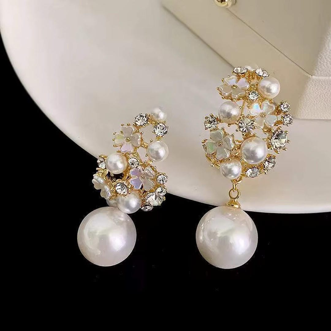 Pendientes de Perlas con Diseño de Flor Elegante