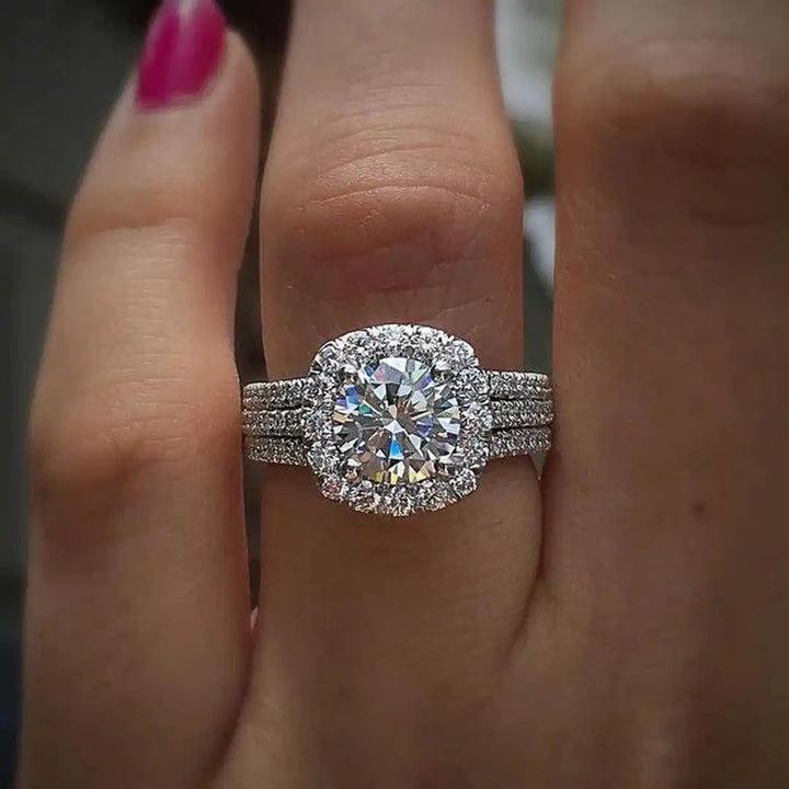 Anillo de Declaración con Halo de Pavé en Forma de Cojín