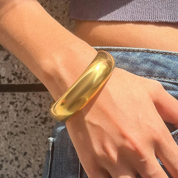 Brazalete de Oro Liso Atemporal