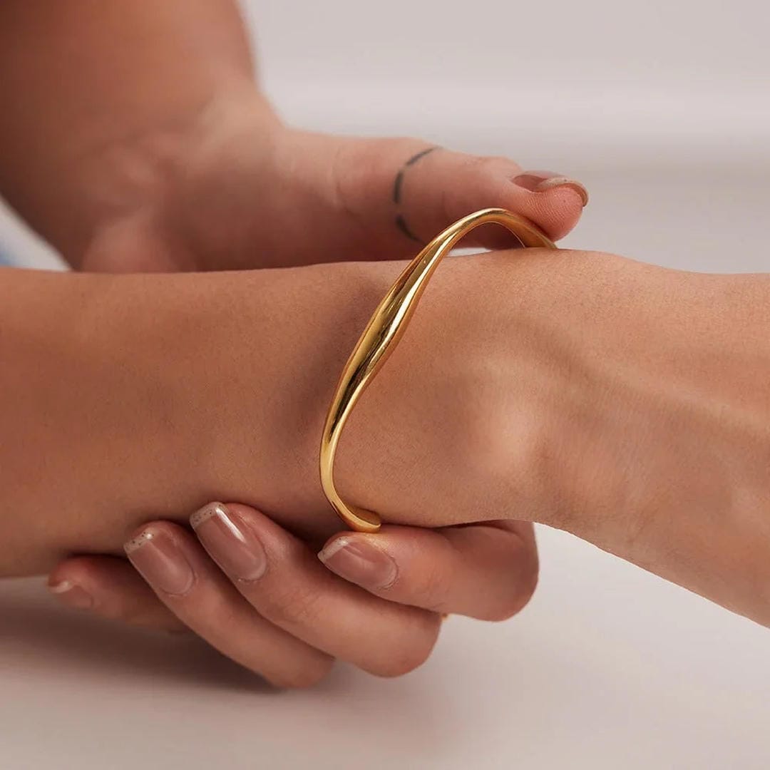 Brazalete Espiral de Oro Luxe Atemporal