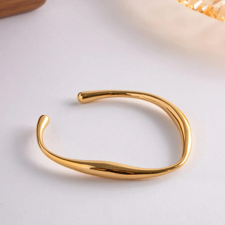 Brazalete Espiral de Oro Luxe Atemporal