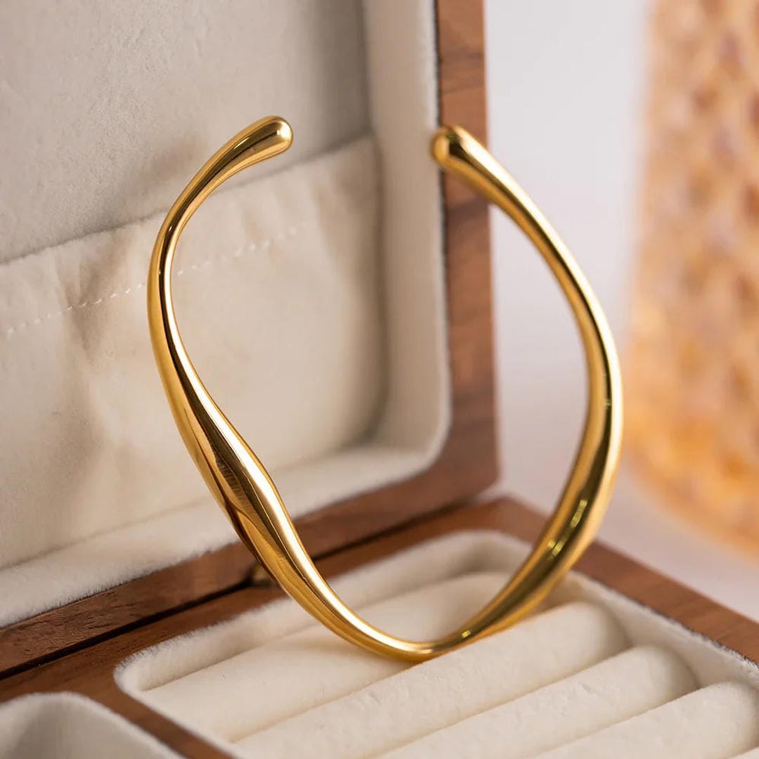 Brazalete Espiral de Oro Luxe Atemporal