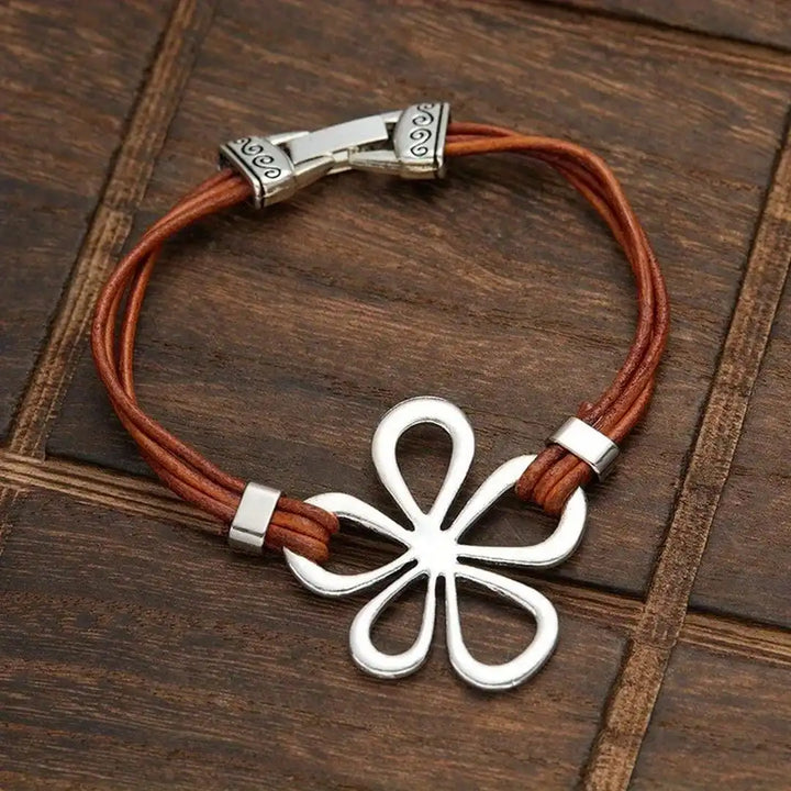 Pulsera de Cuero con Flor Plateada Clásica