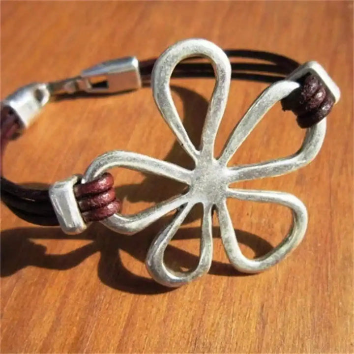 Pulsera de Cuero con Flor Plateada Clásica