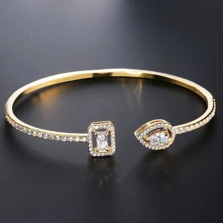 Pulsera Abierta de Oro con Dos Piedras