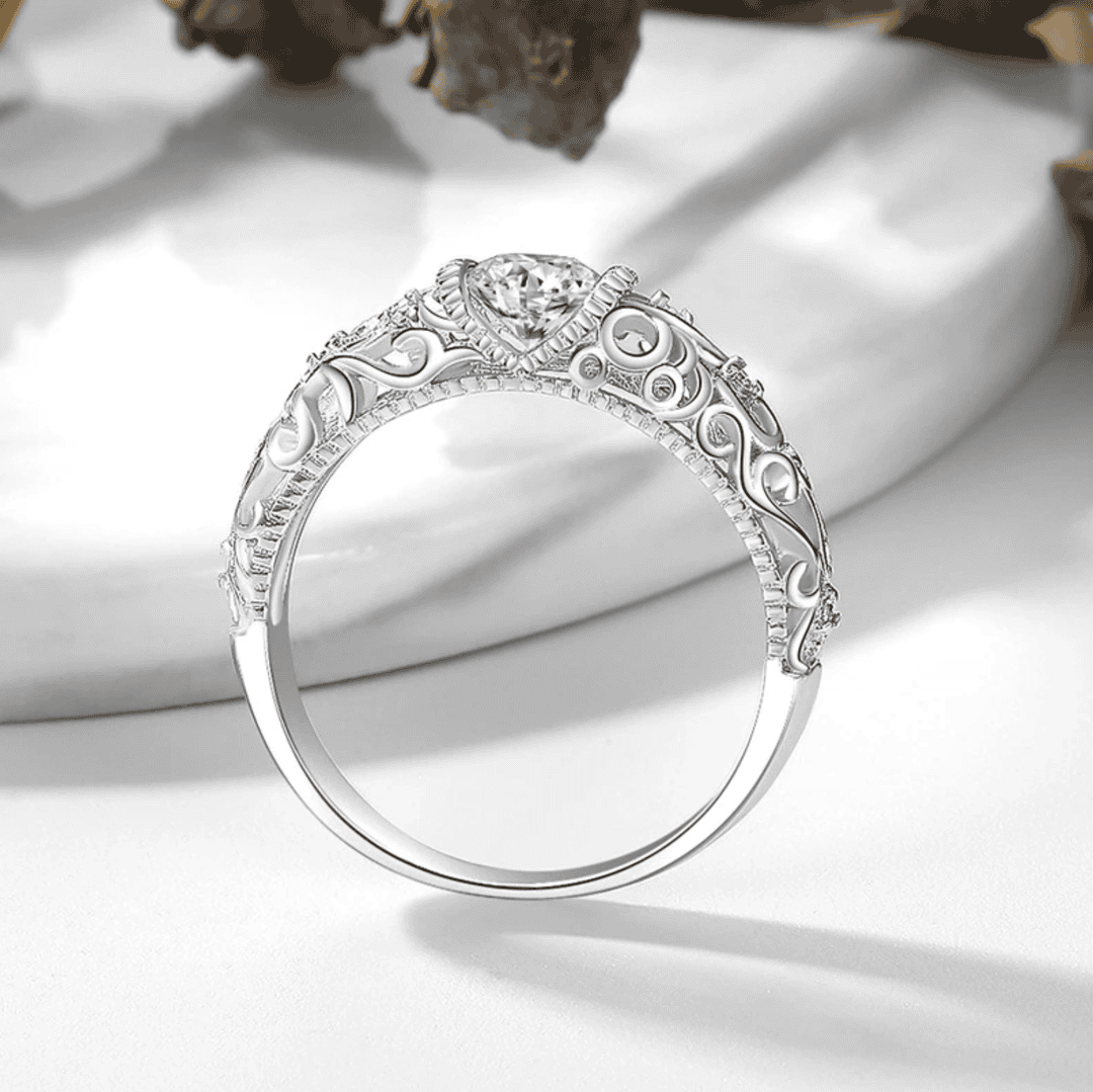 Anillo Elegante de Zirconia Plateada