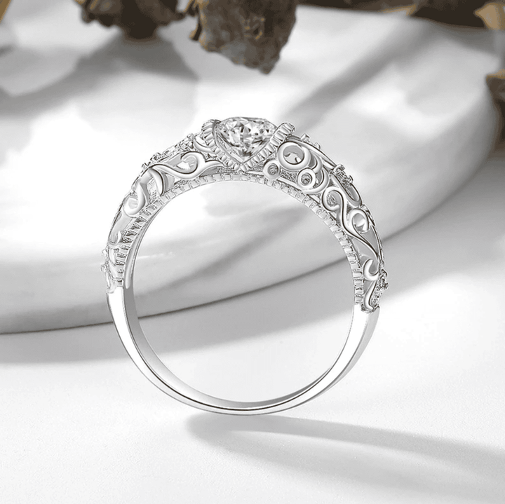 Anillo Elegante de Zirconia Plateada