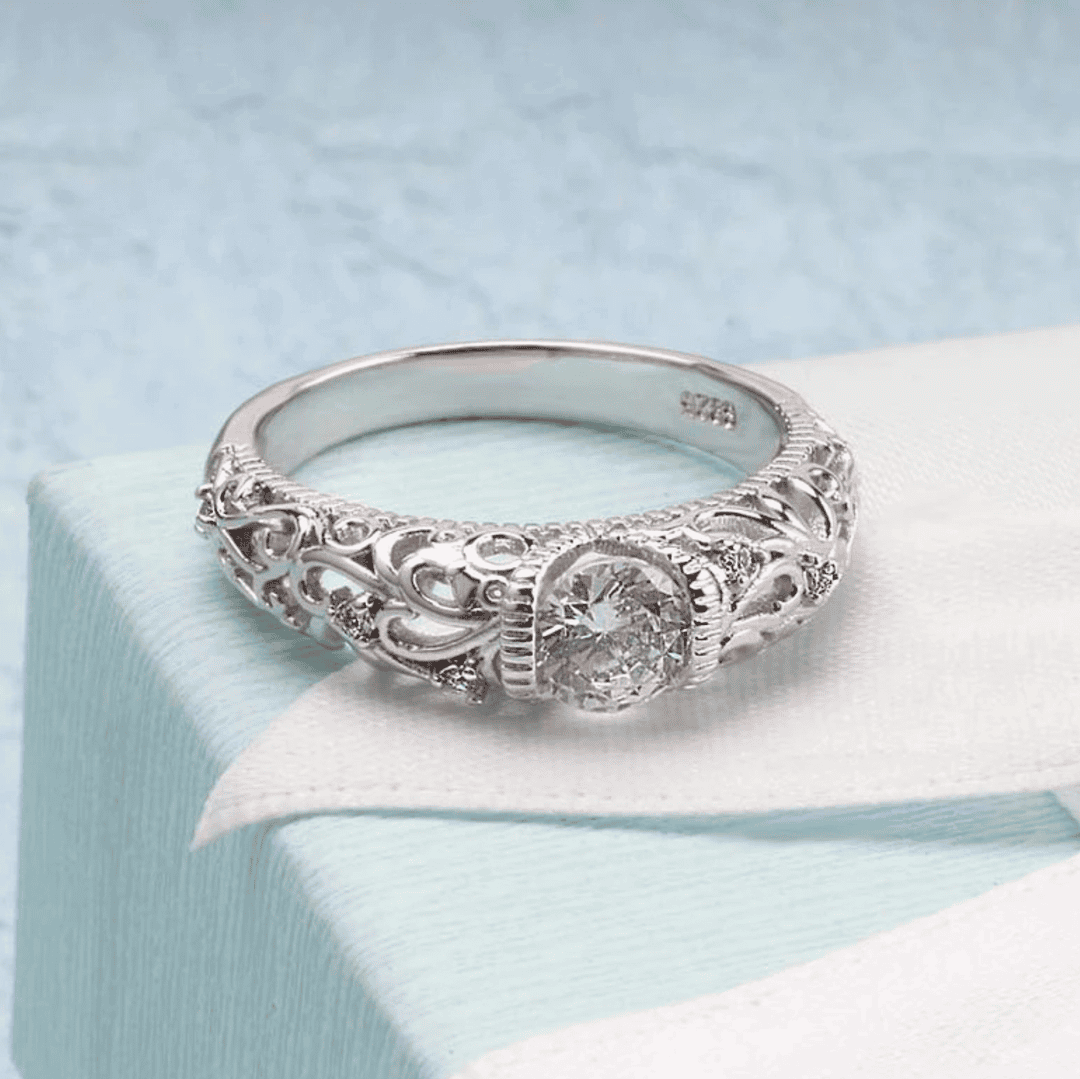 Anillo Elegante de Zirconia Plateada