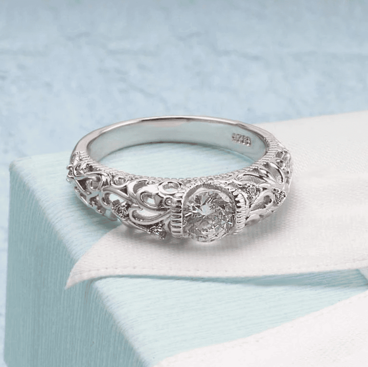 Anillo Elegante de Zirconia Plateada