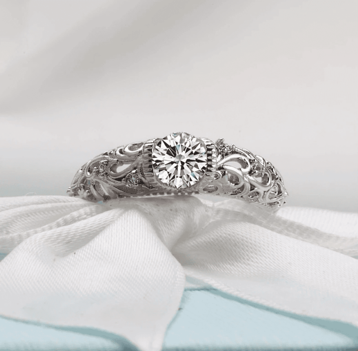 Anillo Elegante de Zirconia Plateada