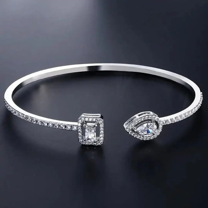 Pulsera Abierta de Oro con Dos Piedras