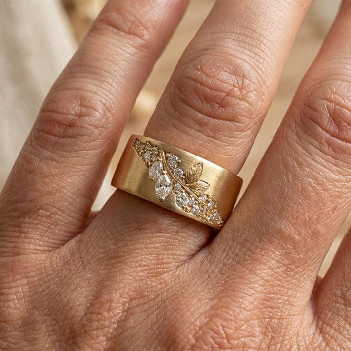 Anillo de Hoja con Incrustación de Zirconia Dorada Exquisita
