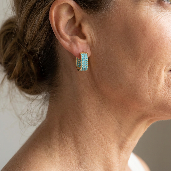 Pendientes Huggie de Oro con Pavé Turquesa