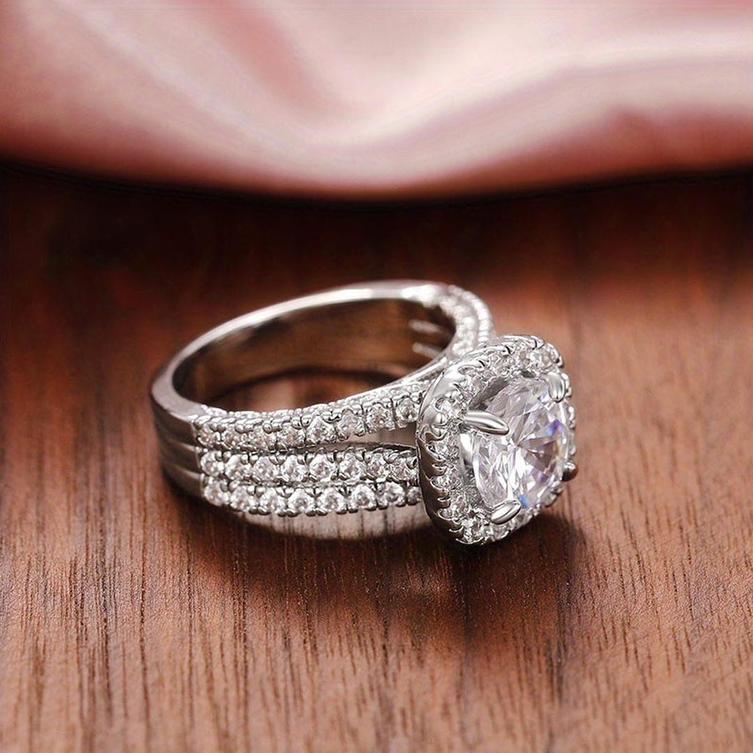 Anillo de Declaración con Halo de Pavé en Forma de Cojín