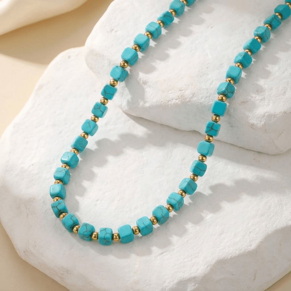 Collar de cuentas turquesas y acentos dorados