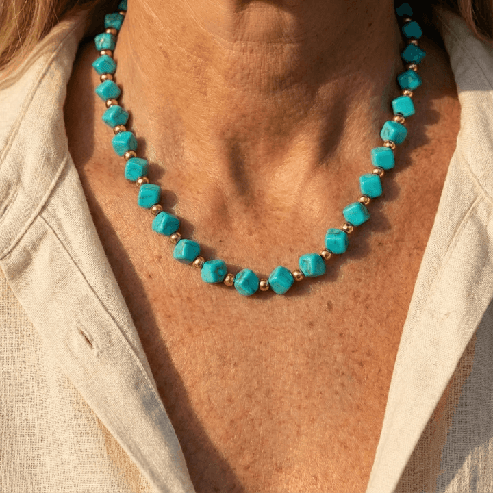 Collar de cuentas turquesas y acentos dorados