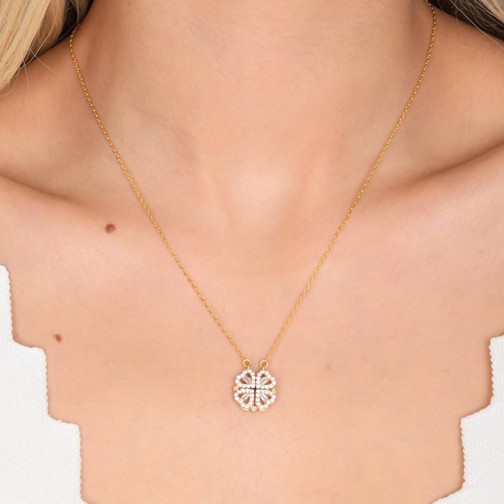 Collar de Trébol Dorado con Colgante de Corazón de Piedra Zirconia