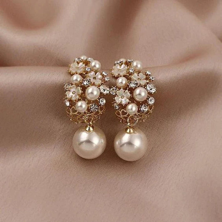 Pendientes de Perlas con Diseño de Flor Elegante