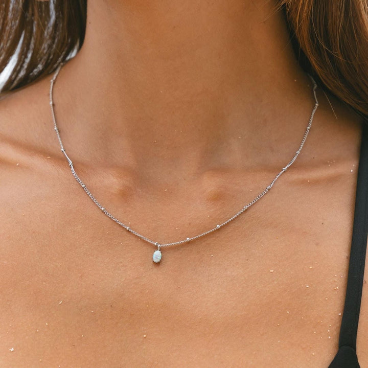 Collar de Perlas de Oro con Colgante de Ópalo
