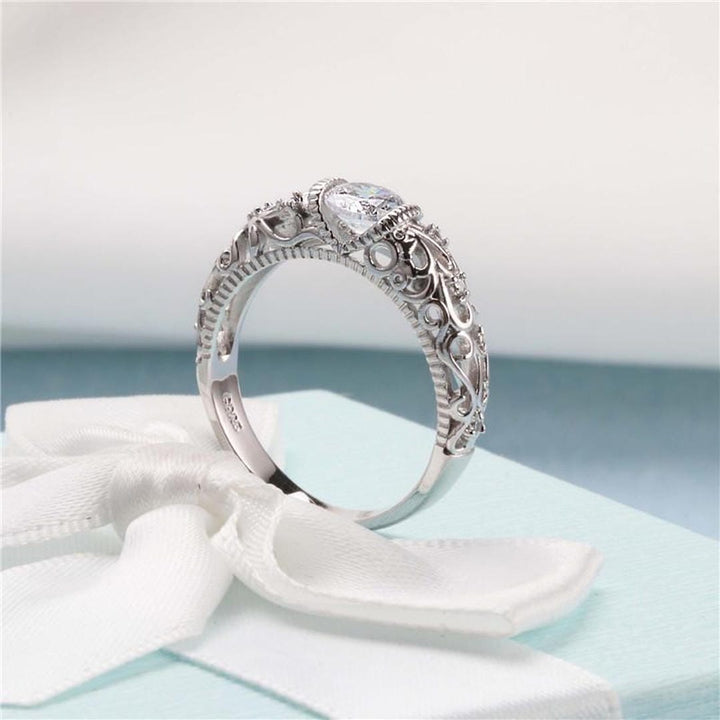 Anillo Elegante de Zirconia Plateada