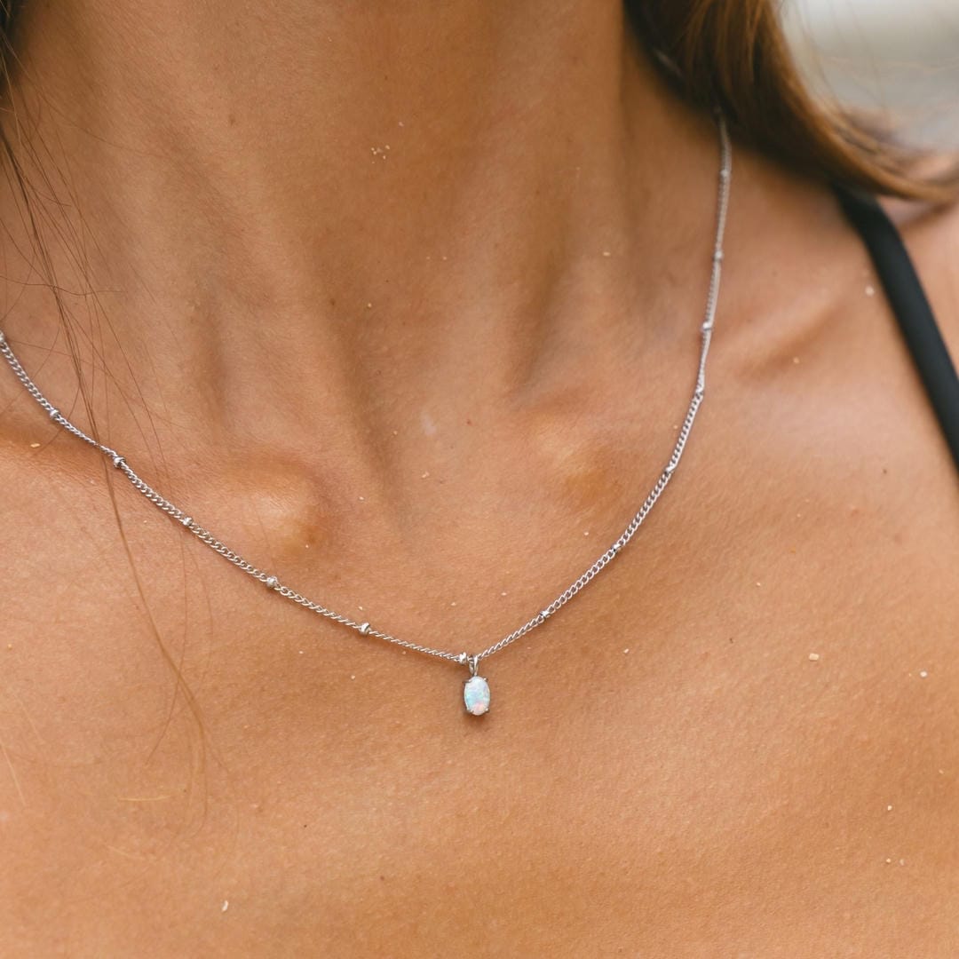 Collar de Perlas de Oro con Colgante de Ópalo
